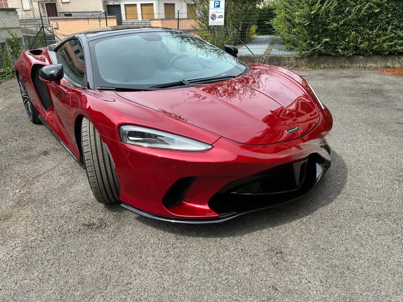 McLaren GT rossa della collezione Fine Affairs